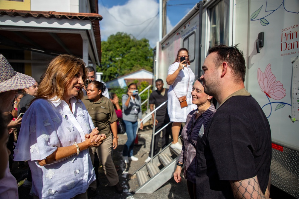 U.S. Service Members and Panamanian Health Officials Provide Optometry Services in Penonomé