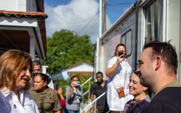 U.S. Service Members and Panamanian Health Officials Provide Optometry Services in Penonomé