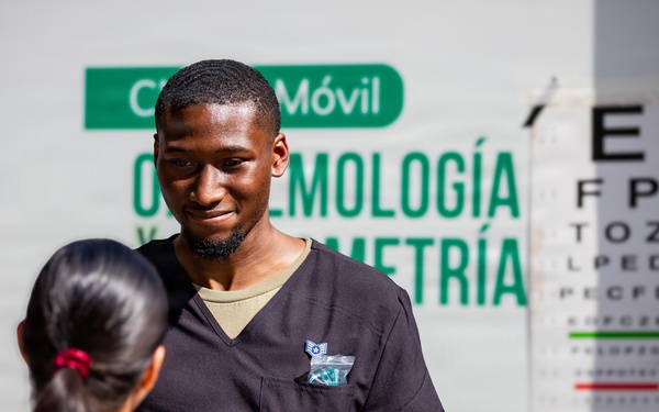 U.S. Service Members and Panamanian Health Officials Provide Optometry Services in Penonomé
