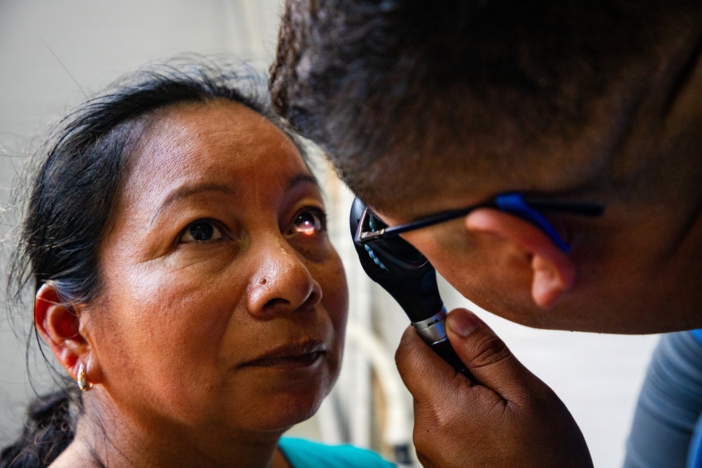 U.S. Service Members and Panamanian Health Officials Provide Optometry Services in Penonomé