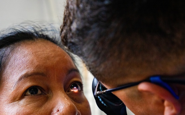 U.S. Service Members and Panamanian Health Officials Provide Optometry Services in Penonomé
