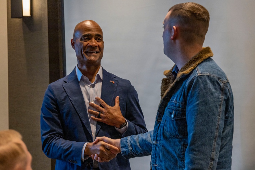 Western Recruiting Region Leadership Visits Recruiting Station Oklahoma City