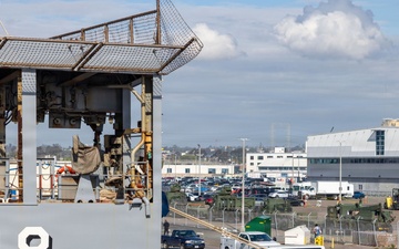 Task Force Ashland Loads Cargo aboard USS Ashland