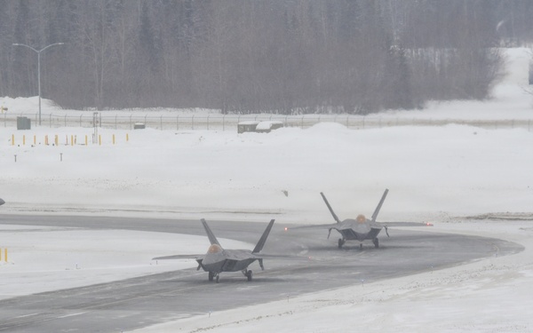 F-22 Raptor send-off in the snow