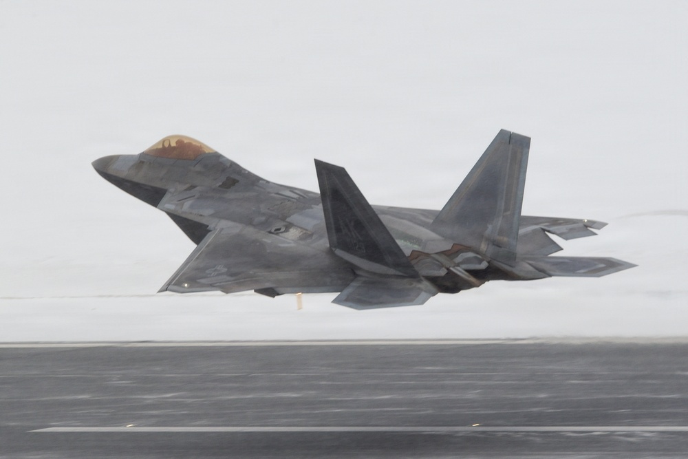 F-22 Raptor send-off in the snow