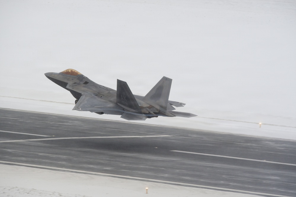 F-22 Raptor send-off in the snow