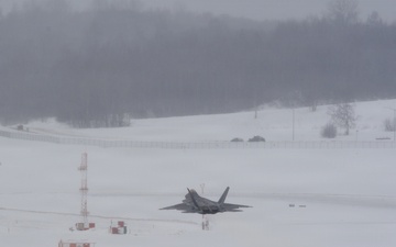 F-22 Raptor send-off in the snow