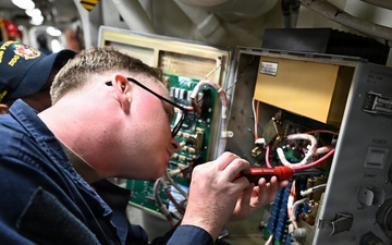 USS Pinckney departs Singapore after ship repair and maintenance exercise