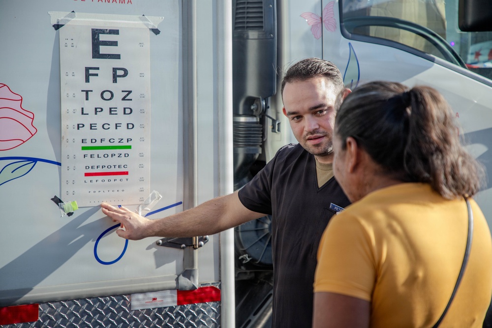 U.S. Service Members and Panamanian Health Officials Provide Optometry Services in Penonomé
