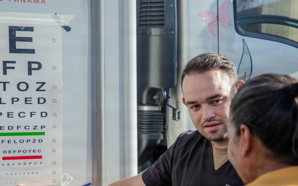 U.S. Service Members and Panamanian Health Officials Provide Optometry Services in Penonomé
