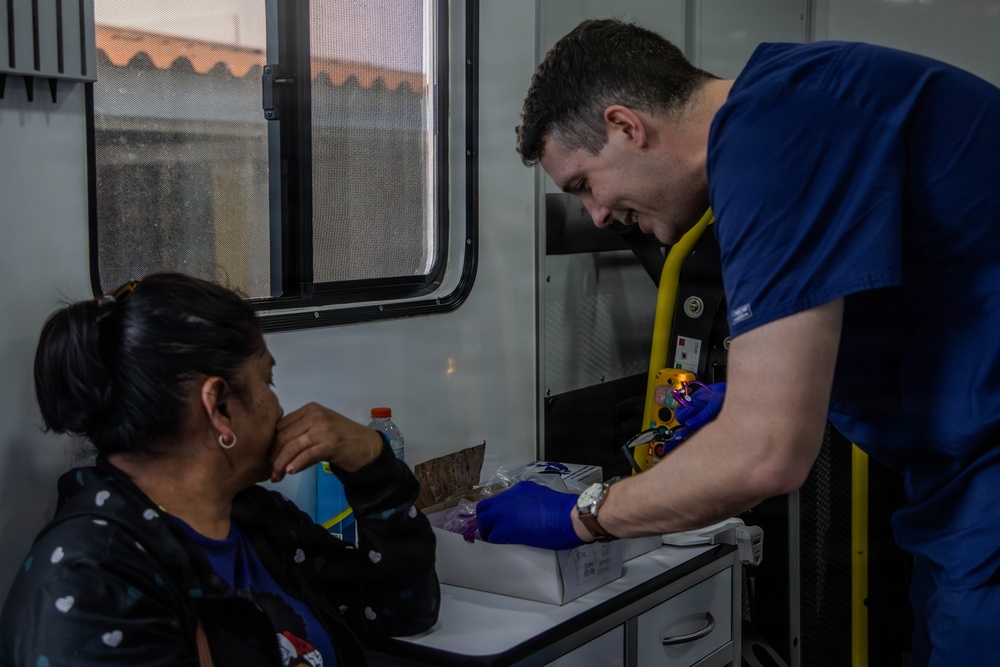 U.S. Service Members and Panamanian Health Officials Provide Optometry Services in Penonomé