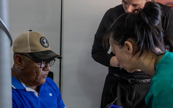 U.S. Service Members and Panamanian Health Officials Provide Optometry Services in Penonomé