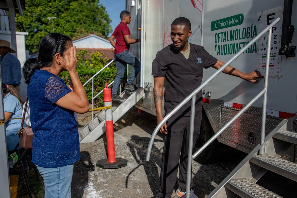 U.S. Service Members and Panamanian Health Officials Provide Optometry Services in Penonomé
