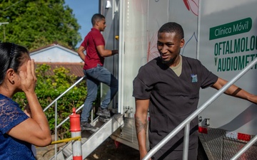 U.S. Service Members and Panamanian Health Officials Provide Optometry Services in Penonomé