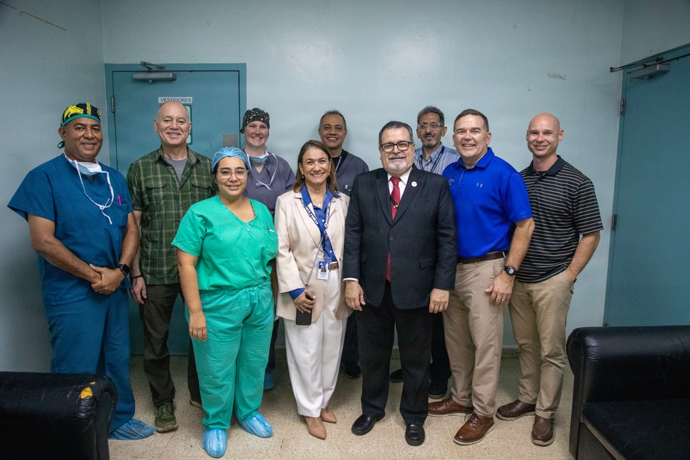 U.S. Army Western Hemisphere Command Surgeon visits doctors in Panama