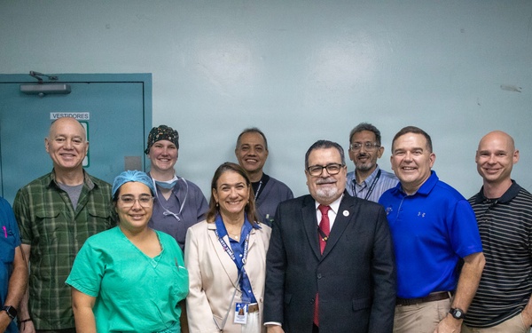 U.S. Army Western Hemisphere Command Surgeon visits doctors in Panama
