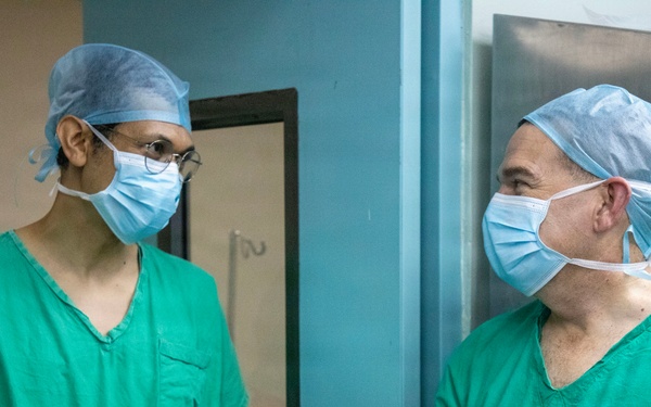 U.S. Army Western Hemisphere Command Surgeon visits doctors in Panama