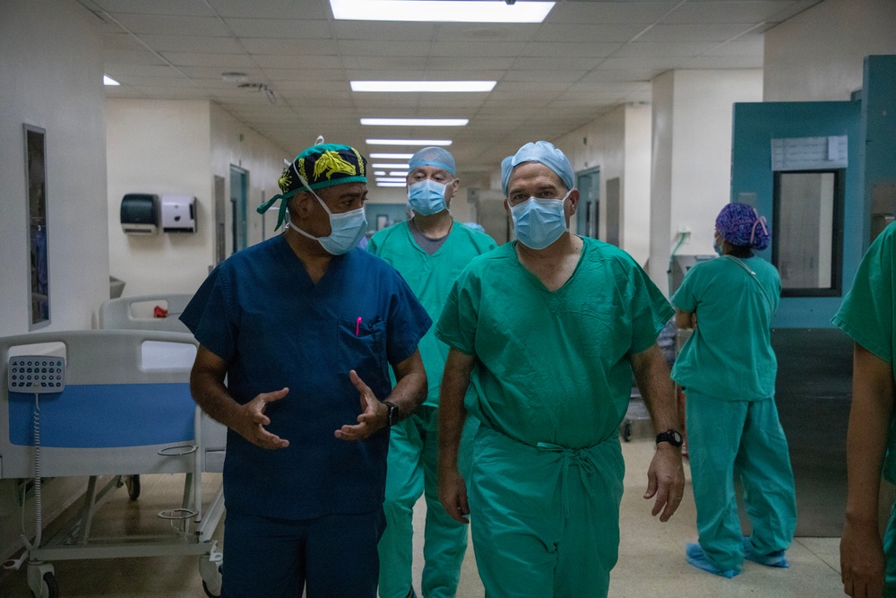U.S. Army Western Hemisphere Command Surgeon visits doctors in Panama