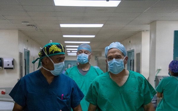 U.S. Army Western Hemisphere Command Surgeon visits doctors in Panama