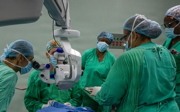U.S. Army Western Hemisphere Command Surgeon visits doctors in Panama