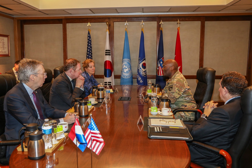 Netherlands Minister of Foreign Affairs visits South Korea