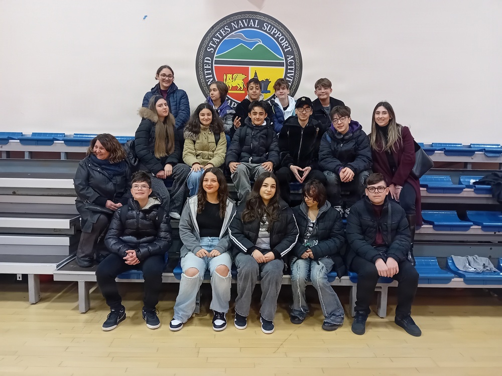 Italian Middle School Students Visit NSA Naples