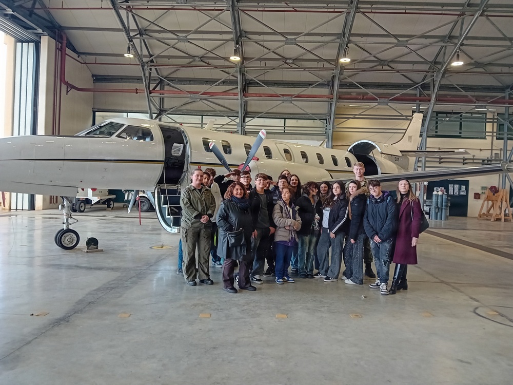 Italian Middle School Students Visit NSA Naples