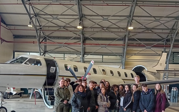Italian Middle School Students Visit NSA Naples