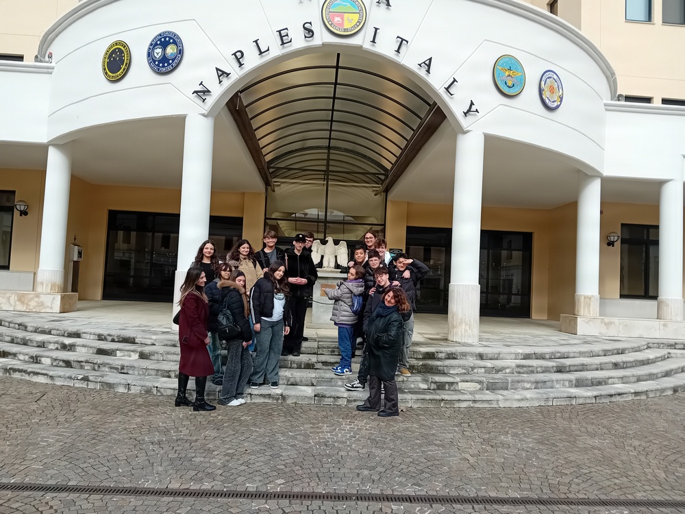 Italian Middle School Students Visit NSA Naples