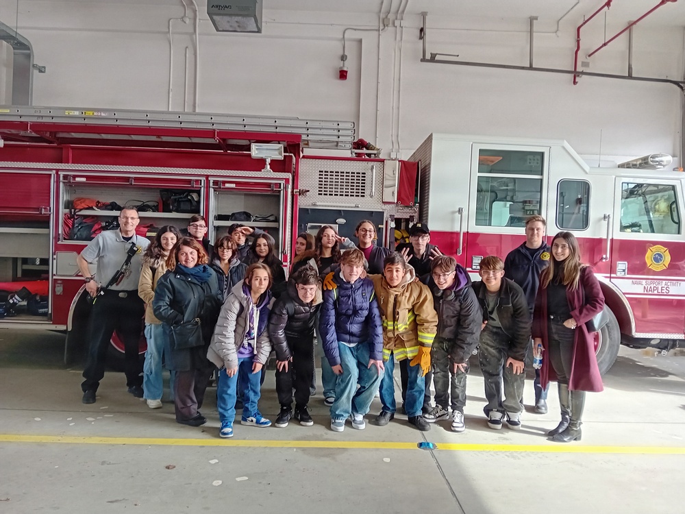 Italian Middle School Students Visit NSA Naples