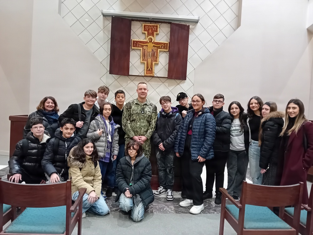Italian Middle School Students Visit NSA Naples
