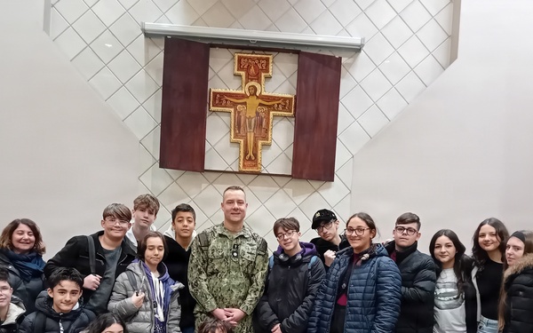 Italian Middle School Students Visit NSA Naples