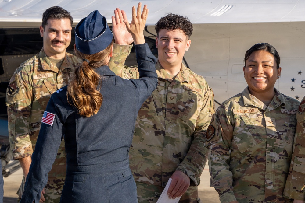 Thunderbirds touch down to meet Edwards Airmen