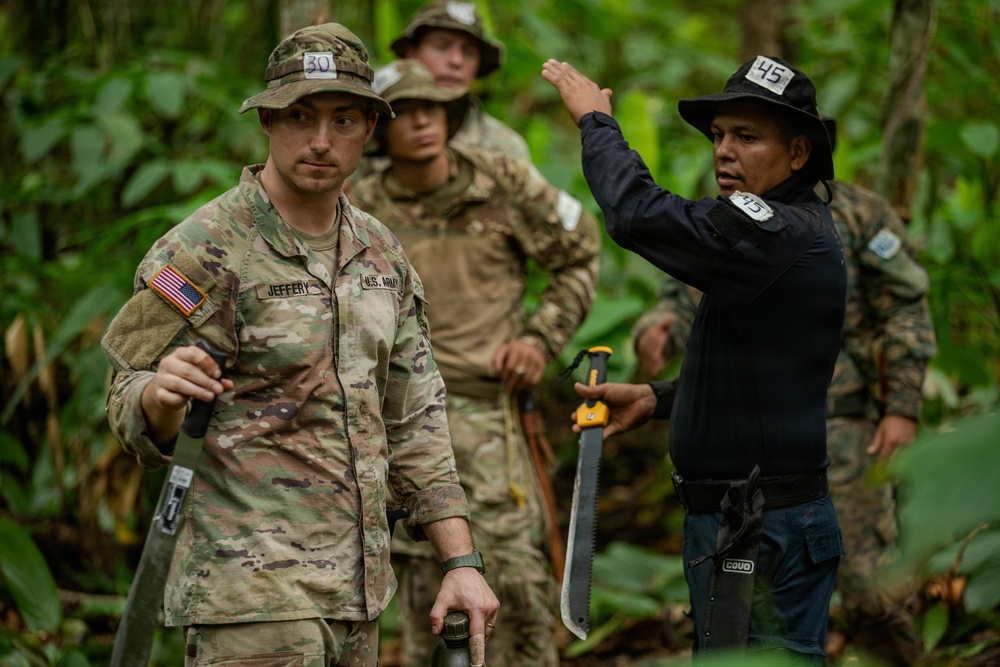 Jungle Operations Training Course - Panama: Jungle Shelter Crafting
