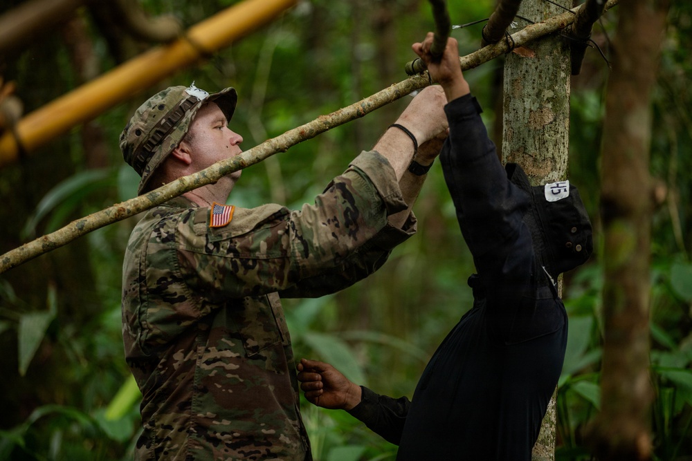Jungle Operations Training Course - Panama: Jungle Shelter Crafting