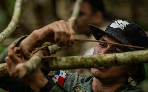 Jungle Operations Training Course - Panama: Jungle Shelter Crafting