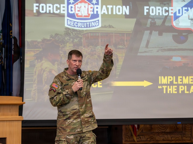 T2COM CG talks transformation during visit to MSCoE, FLW