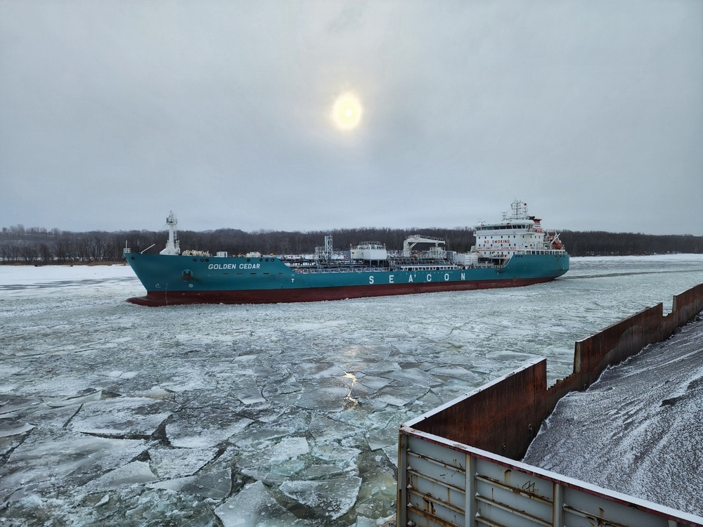 Penobscot Bay conducts icebreaking operations near Hudson, New York