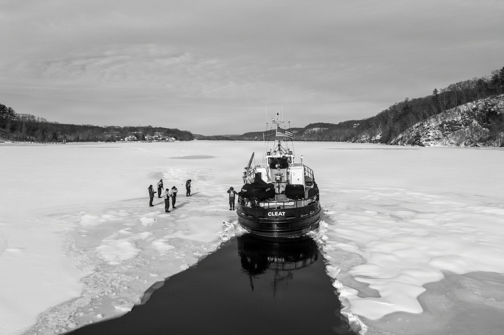 CGC Cleat conducts on ice operations training on the Connecticut River