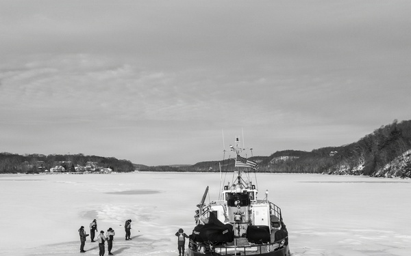 CGC Cleat conducts on ice operations training on the Connecticut River