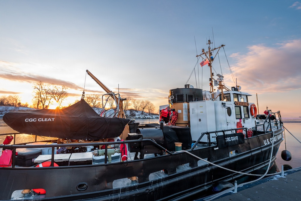 CGC Cleat conducts on ice operations training on the Connecticut River