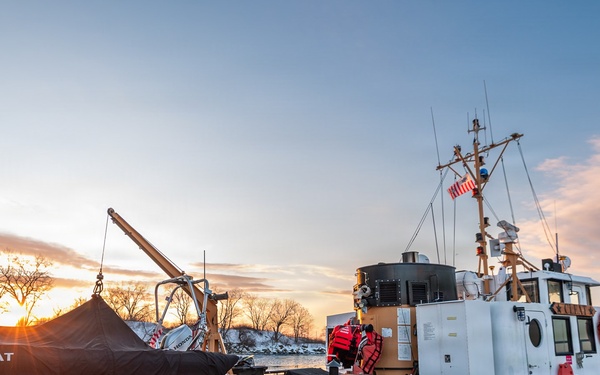 CGC Cleat conducts on ice operations training on the Connecticut River