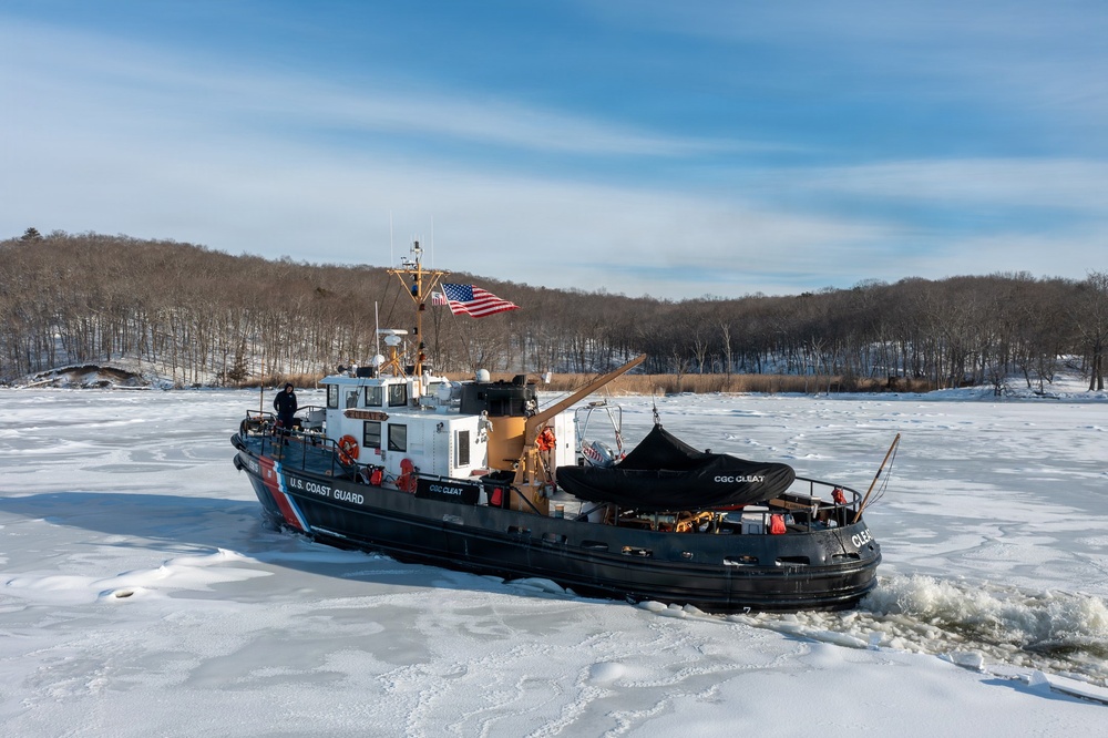 CGC Cleat conducts on ice operations training on the Connecticut River