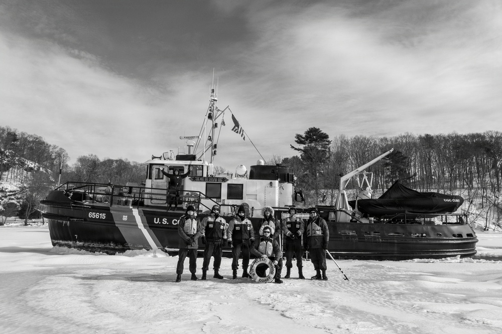 CGC Cleat conducts on ice operations training on the Connecticut River
