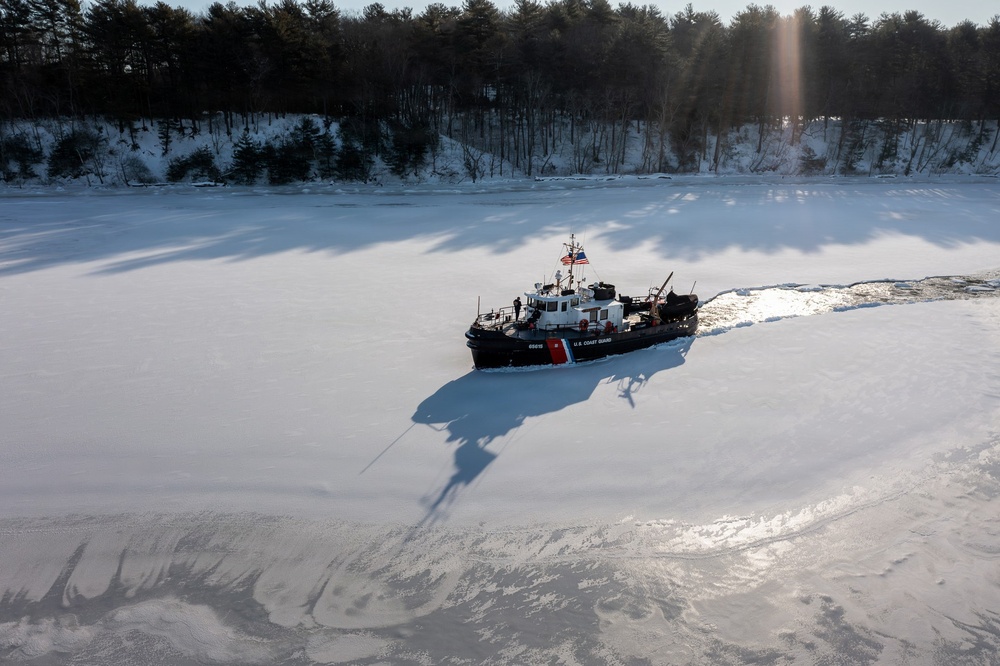 CGC Cleat conducts on ice operations training on the Connecticut River