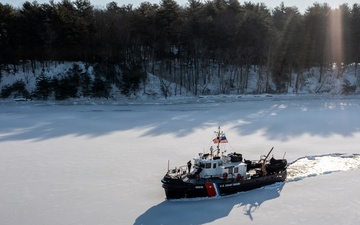 CGC Cleat conducts on ice operations training on the Connecticut River
