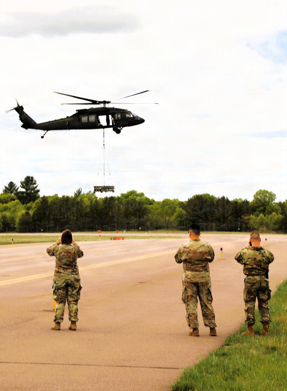 Soldiers with 13th Battalion, 100th Regiment hold slingload training at McCoy; Wisconsin National Guard Black Hawks, crews assist