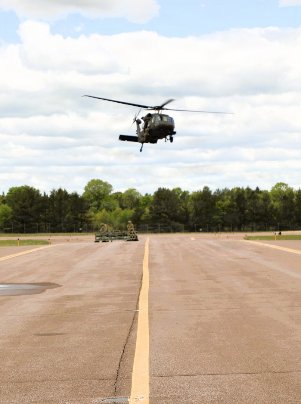 Soldiers with 13th Battalion, 100th Regiment hold slingload training at McCoy; Wisconsin National Guard Black Hawks, crews assist