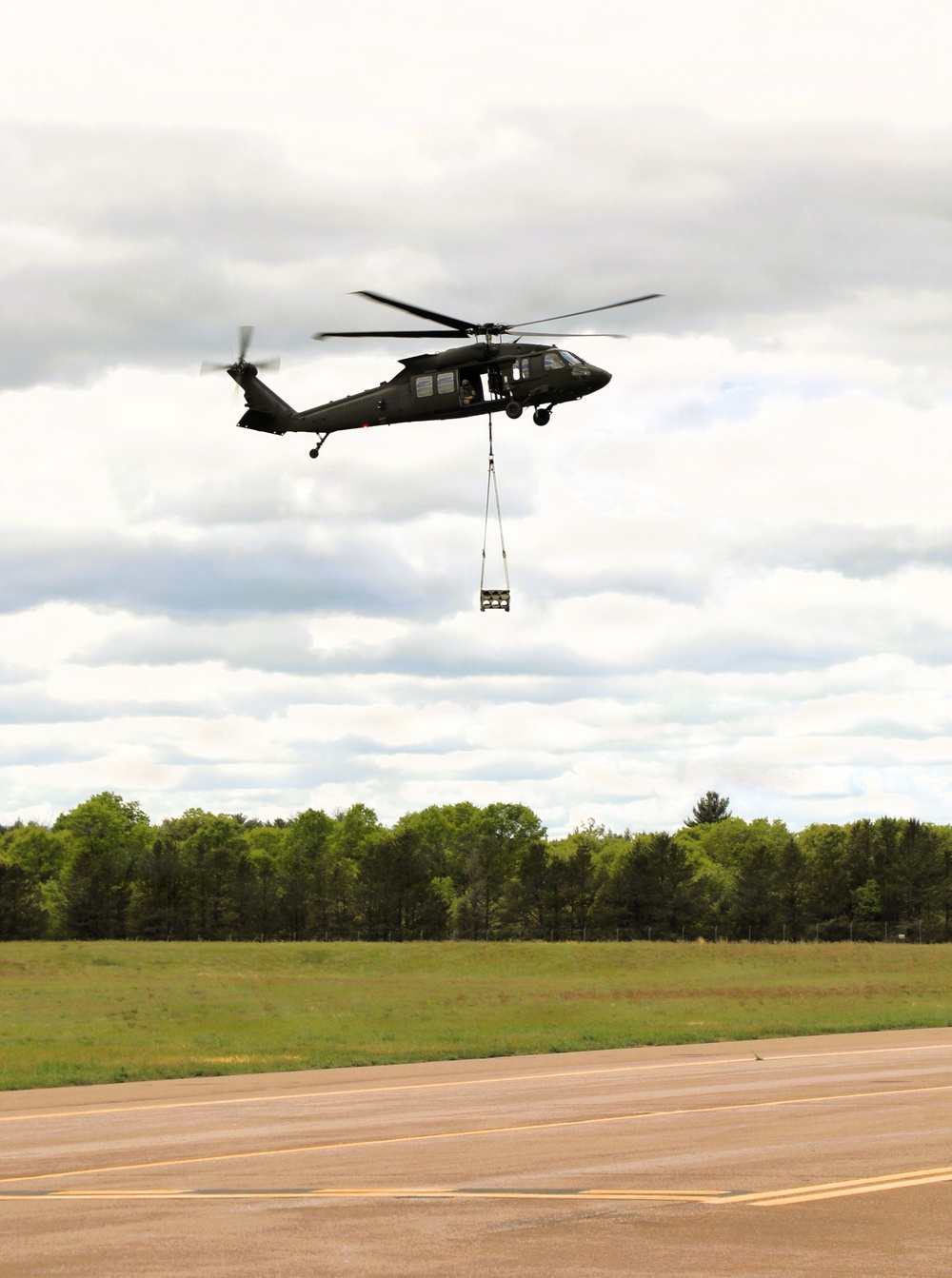 Soldiers with 13th Battalion, 100th Regiment hold slingload training at McCoy; Wisconsin National Guard Black Hawks, crews assist