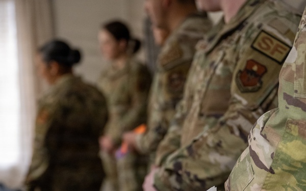 Altus Airmen deliver Valentines for Veterans